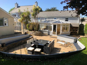 Large Family House - sleeps 10. Central Location. 15 mins from coast.